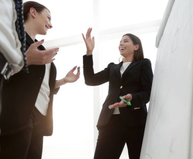 flipchart üzerinde bir marker ile işaret iş kadını