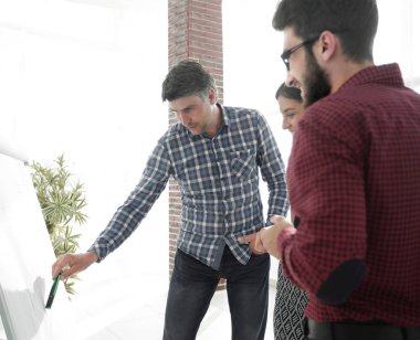 kareli gömlek ayakta flipchart yakınındaki ofiste mutlu adam