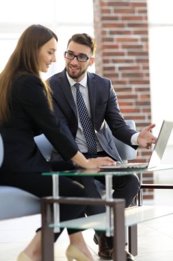 Coworking, yeni başlangıç fikir gösteren yaratıcı Yöneticisi