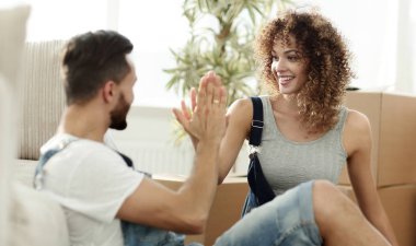 mutlu çift birbirlerine beş yeni bir ev ile kabuk