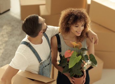 Genç ve güzel bir çift yeni evlerine kutu taşıyorlar..