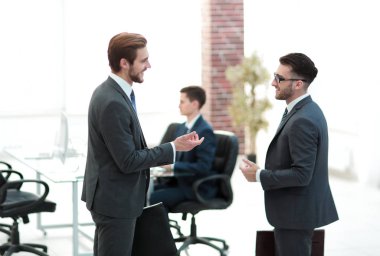 İki çalışanları iş uygun bir konferans salonu, eser