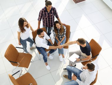 Yukarıdan bak. İş arkadaşlarıyla tokalaşma.