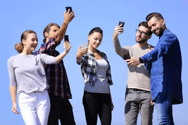 Grupa młodych ludzi robi sobie selfie. — Zdjęcie stockowe