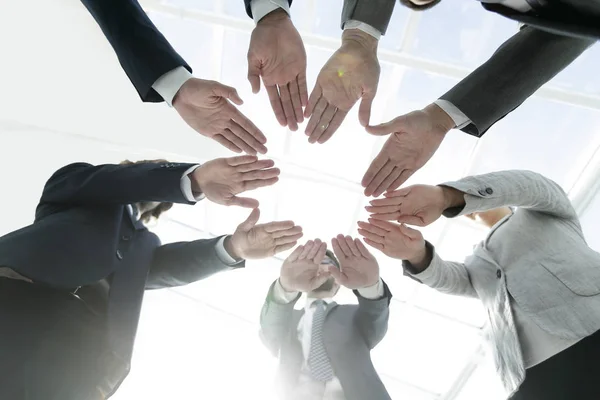 Бизнес-команда со сложившимися руками по кругу — стоковое фото