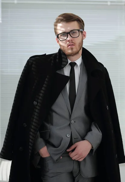 Portret poważne biznesmen w czarny płaszcz — Zdjęcie stockowe