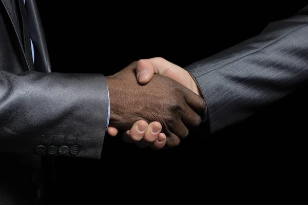 Aperto de mão de mãos masculinas afro-americanas e caucasianas — Fotografia de Stock
