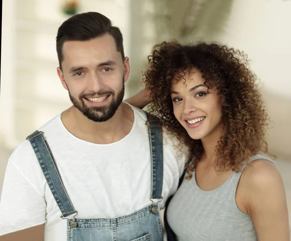 Giovani felici in piedi in una nuova casa — Foto Stock