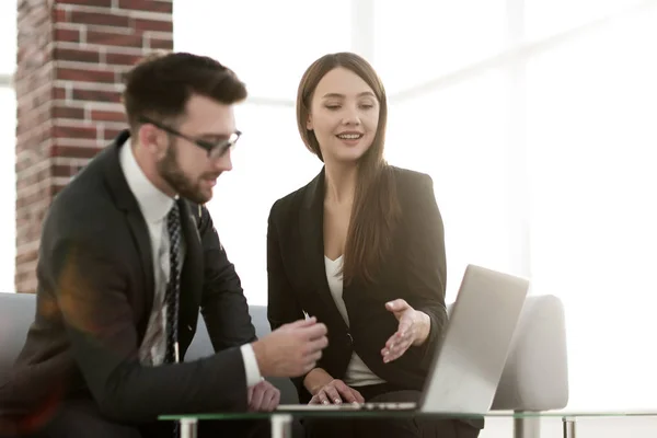 Deux collaborateurs travaillant sur une nouvelle stratégie d'entreprise — Photo