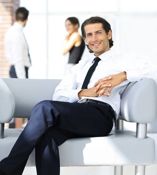 Portret van peinzende zakenman op onscherpe achtergrond. — Stockfoto