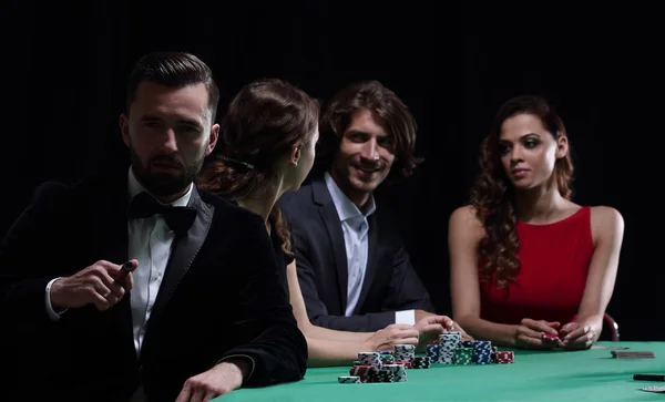 Uomo con sigaro che alza lo sguardo dal gioco del poker nel casinò — Foto Stock