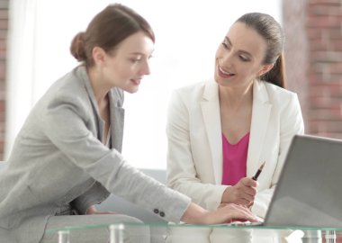 başlangıç. yeni bir proje işbirliği tartışırken iş ortakları