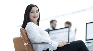 başarılı genç iş kadını işyerinde bir arka plan üzerinde