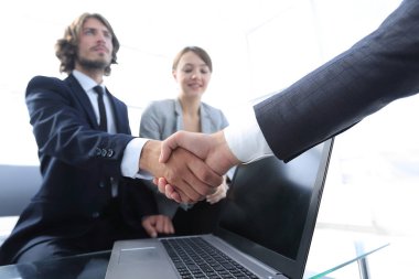 Eller yakın çekim sallayarak iki güven işadamı