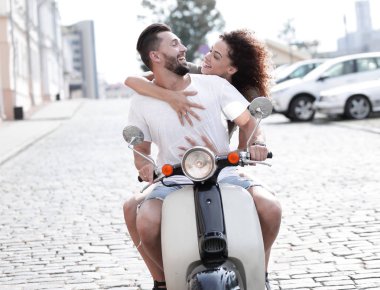 Güneşli bir günde bir şehir sürme mutlu genç Çift