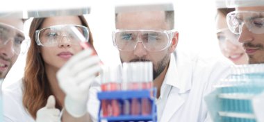 bir grup bilim adamları ve Eczacılar laboratuvarda closeup.