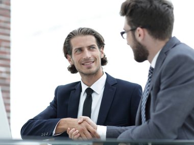 Kendine güvenen el sıkışma meslektaş ofis