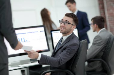 iş raporları bir bilgisayarda çalışan iş adamı