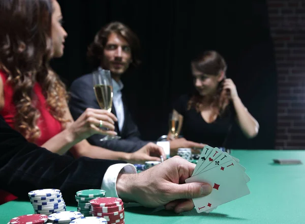 Nahaufnahme der Pokerhand von Assen in Pastellfarben — Stockfoto