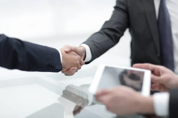 Hombres de negocios haciendo apretón de manos. Concepto empresarial . — Foto de Stock