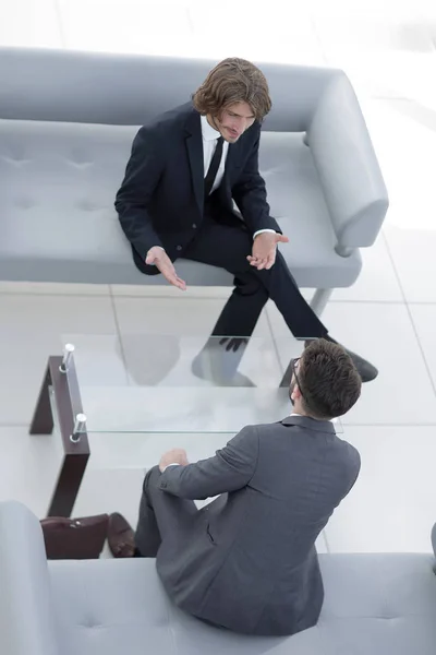 Два бизнесмена обсуждают на рабочем месте — стоковое фото
