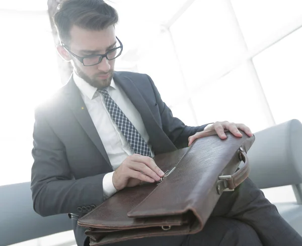 Hommes d'affaires main avec suitecase dans un bureau moderne — Photo