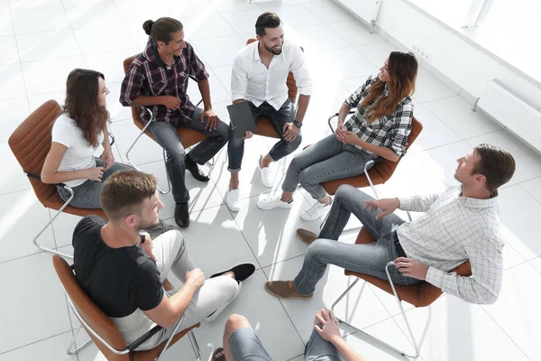 Equipo de negocios celebra una reunión en el vestíbulo de la oficina — Foto de Stock