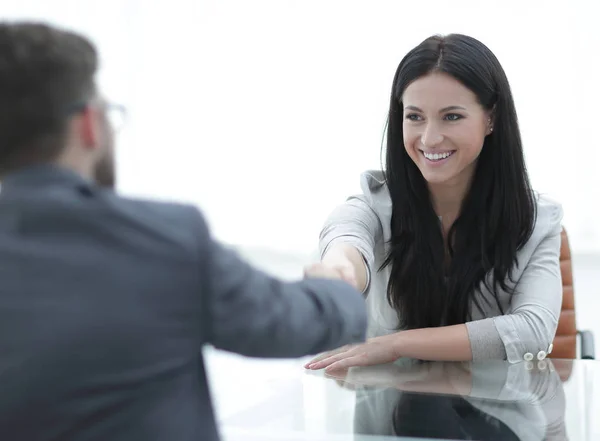 Handshake młoda kobieta z partnerem w biurze — Zdjęcie stockowe