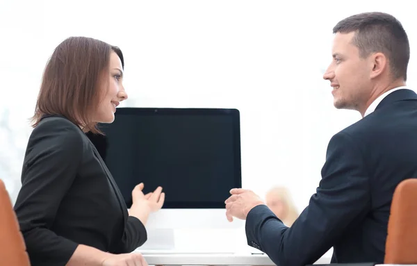 Asociados de negocios hablando en un escritorio . — Foto de Stock