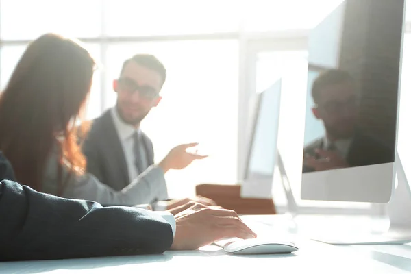 Empleados de oficina sentados en su escritorio de trabajo — Foto de Stock