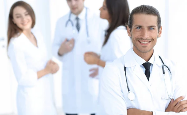 Terapeuta médico sonriente sobre fondo borroso . — Foto de Stock