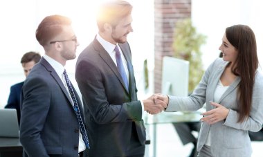 İş kadını ofiste çalışmak için iş adamı tanıtmak