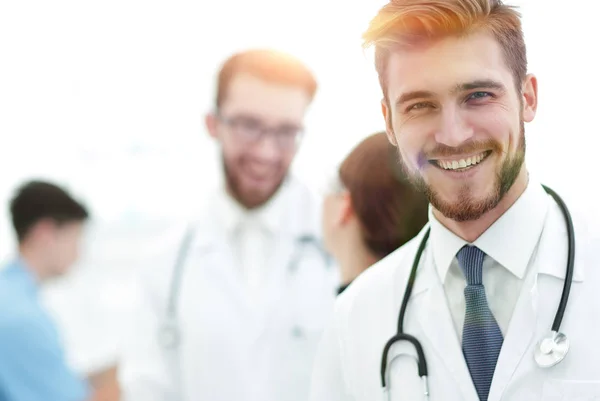 Retrato de amigable médico masculino sonriendo — Foto de Stock