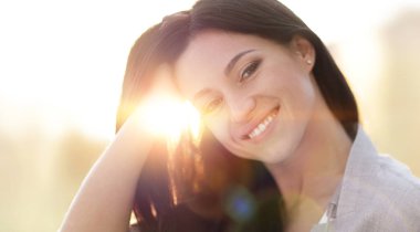 Sevimli genç bir kadın yüzü. yakın çekim