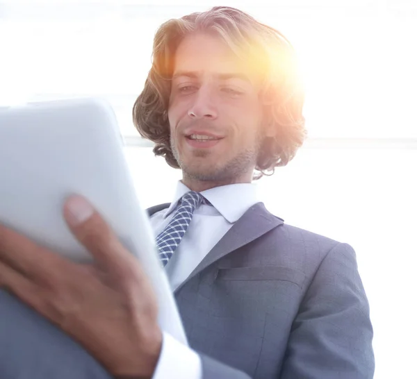 Close up .businessman trabalhando no tablet . — Fotografia de Stock