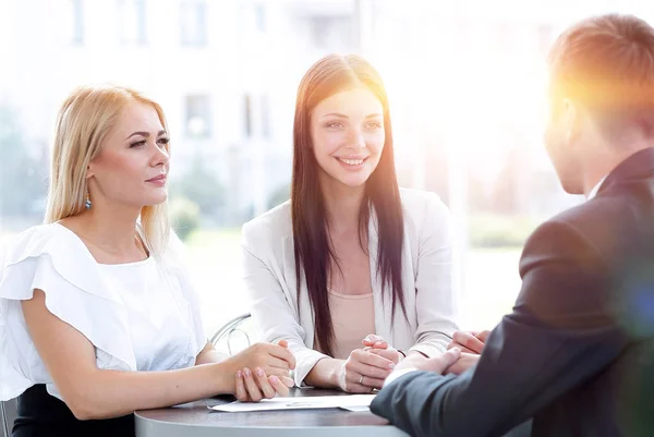 Equipo de negocios discutiendo temas de negocios, sentado en una mesa en un café . —  Fotos de Stock