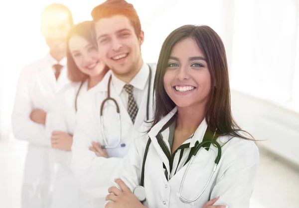 Médica com grupo de colegas felizes e bem sucedidos — Fotografia de Stock