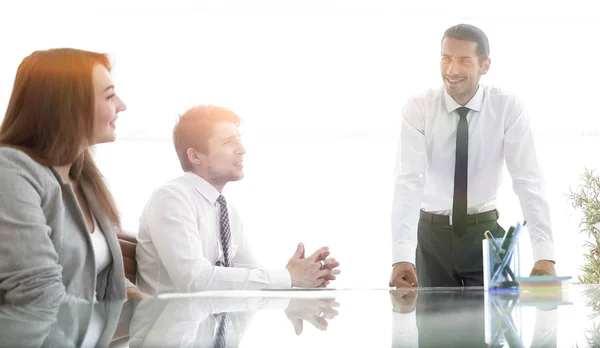 Hombre de negocios en reunión con el equipo de negocios — Foto de Stock