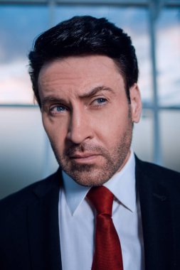 ofiste ayakta up.responsible işadamı kapatmak