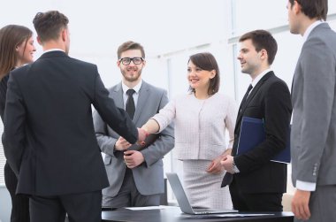karşılıklı iş ortakları avukatları yanında ayakta