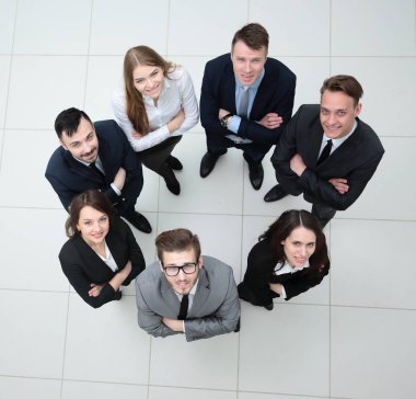 Başarı konsepti. Genç iş adamlarından oluşan takım