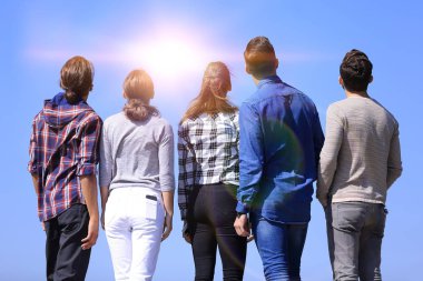 arka view.a bir grup genç insan kopya space.the kavramına bakış açıları seyir