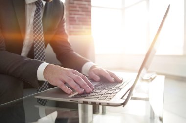 Modern ofiste çalışan başarılı iş adamının portresi.