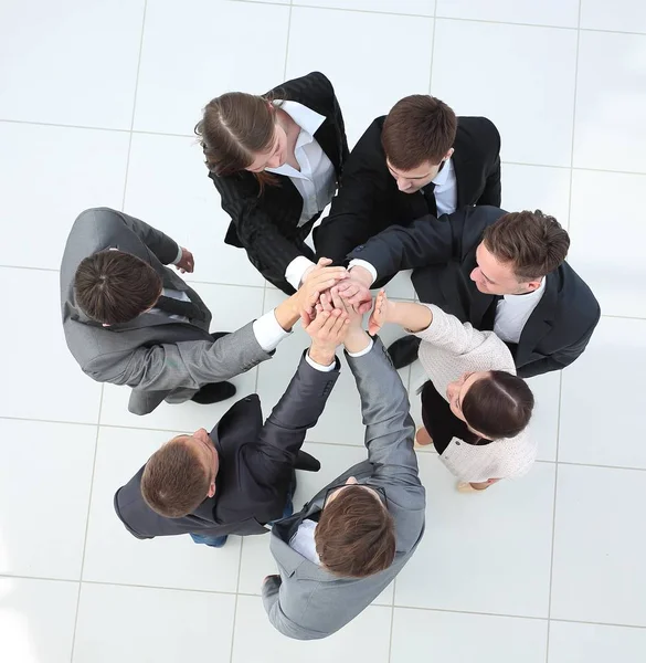 Uitzicht vanaf de top. Mensen uit het bedrijfsleven hand in hand. — Stockfoto