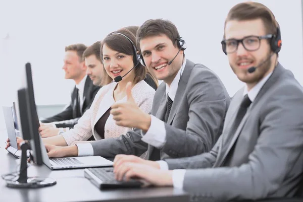 Call center empregado com fone de ouvido mostrando polegar para cima — Fotografia de Stock