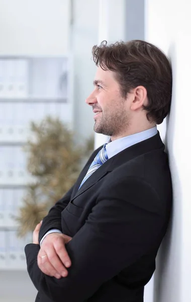Jistý podnikatel, stojící v pozadí úřadu — Stock fotografie