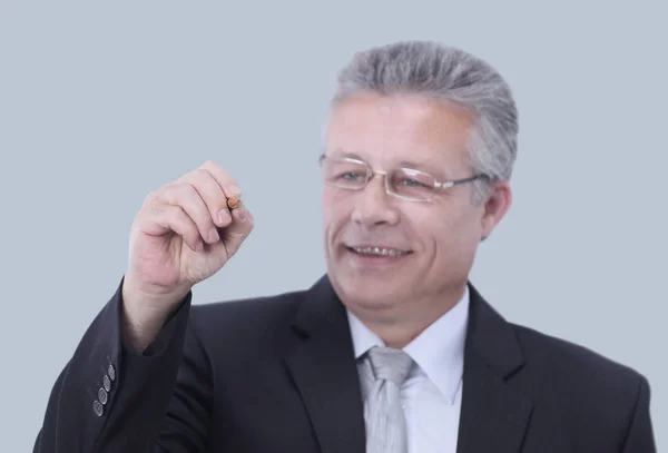 Hombre de negocios escribiendo en un tablero imaginario. Aislado sobre blanco . — Foto de Stock