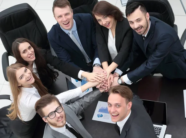 Forretningsteam med hender festet til Desk – stockfoto