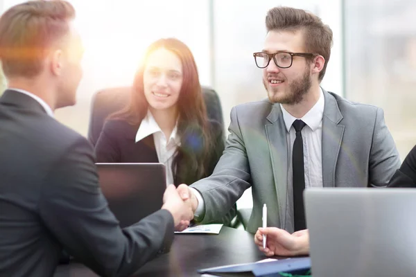 Zakelijke handdruk business partners — Stockfoto