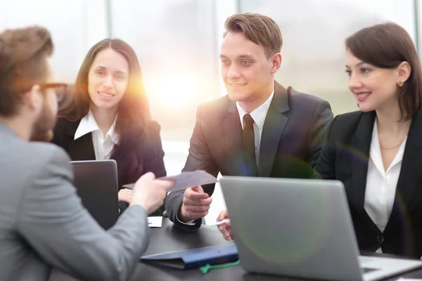 Equipo de negocios realiza un taller — Foto de Stock